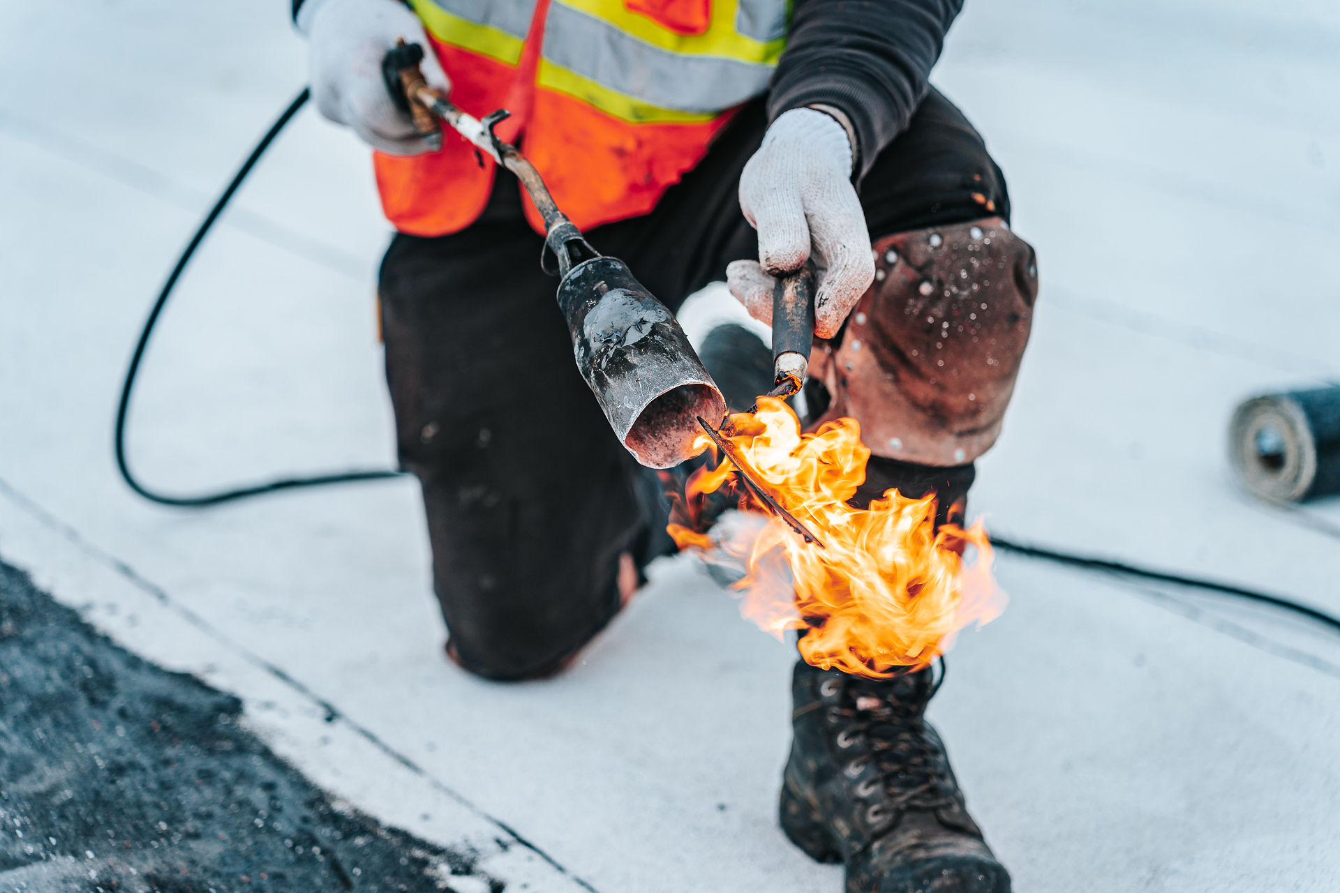 Homme travaillant avec une torche