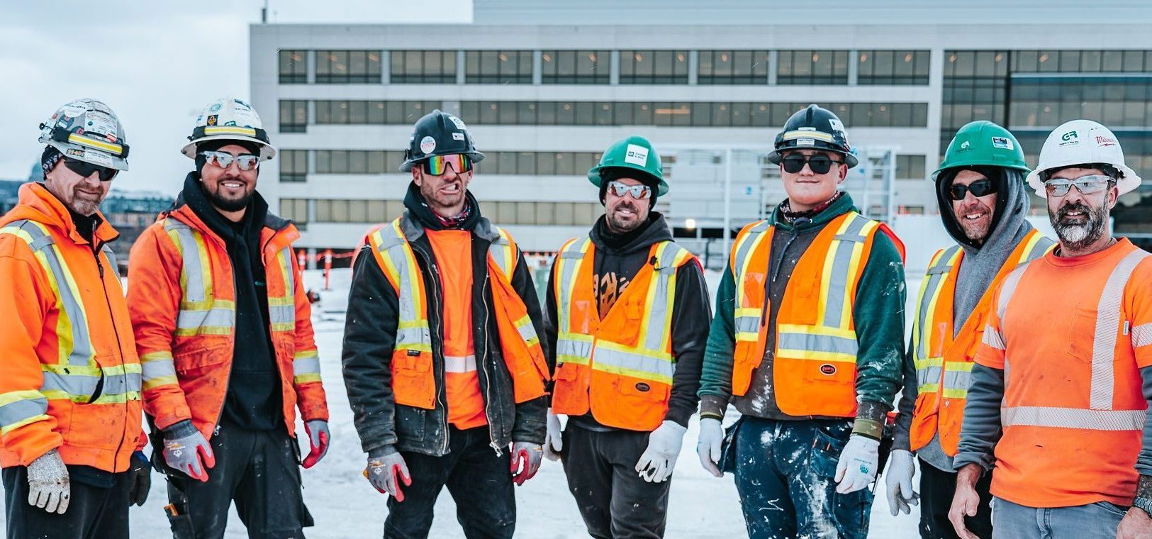 Photo d'équipe souriante sur un chantier