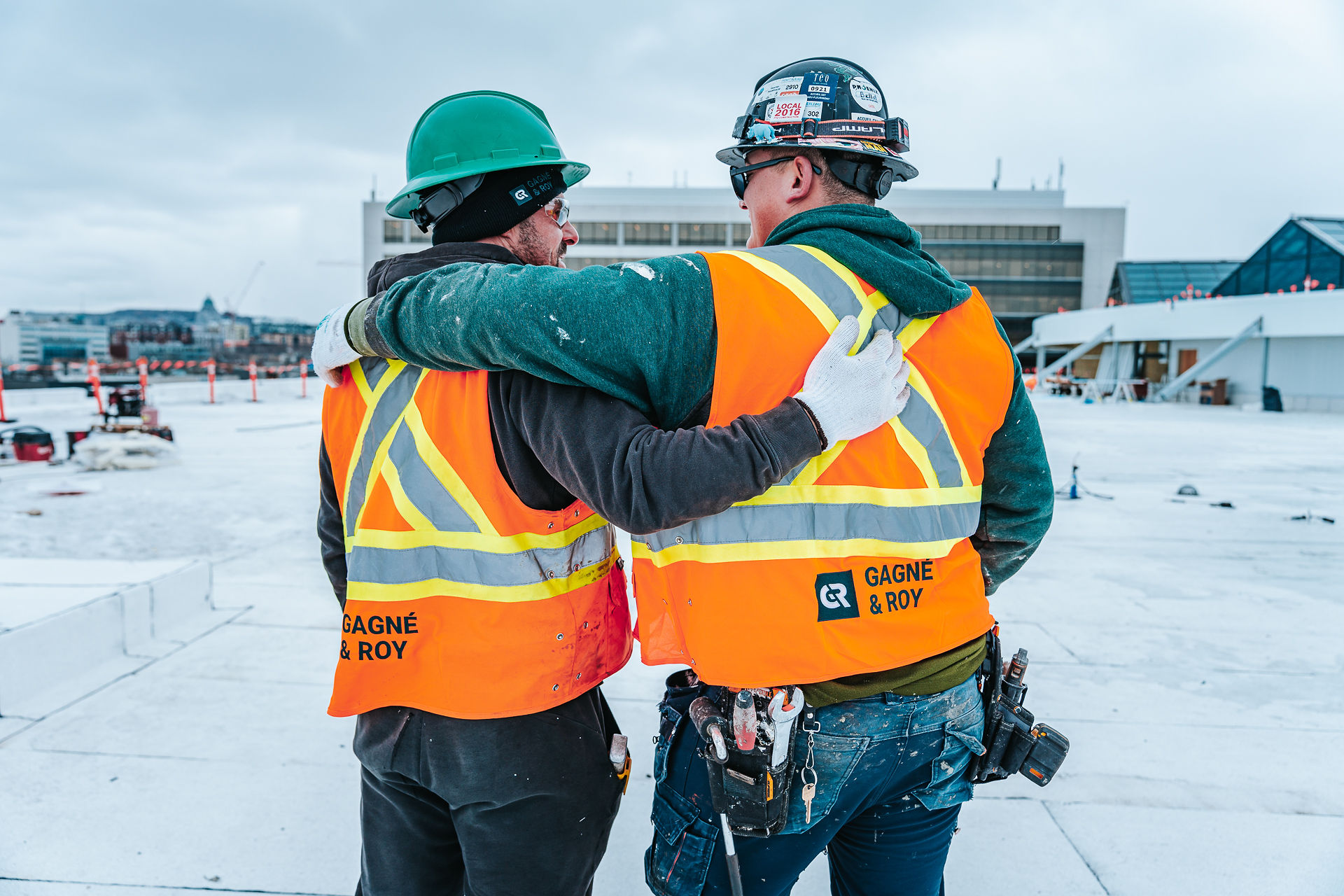 Homme fraternisant sur un chantier