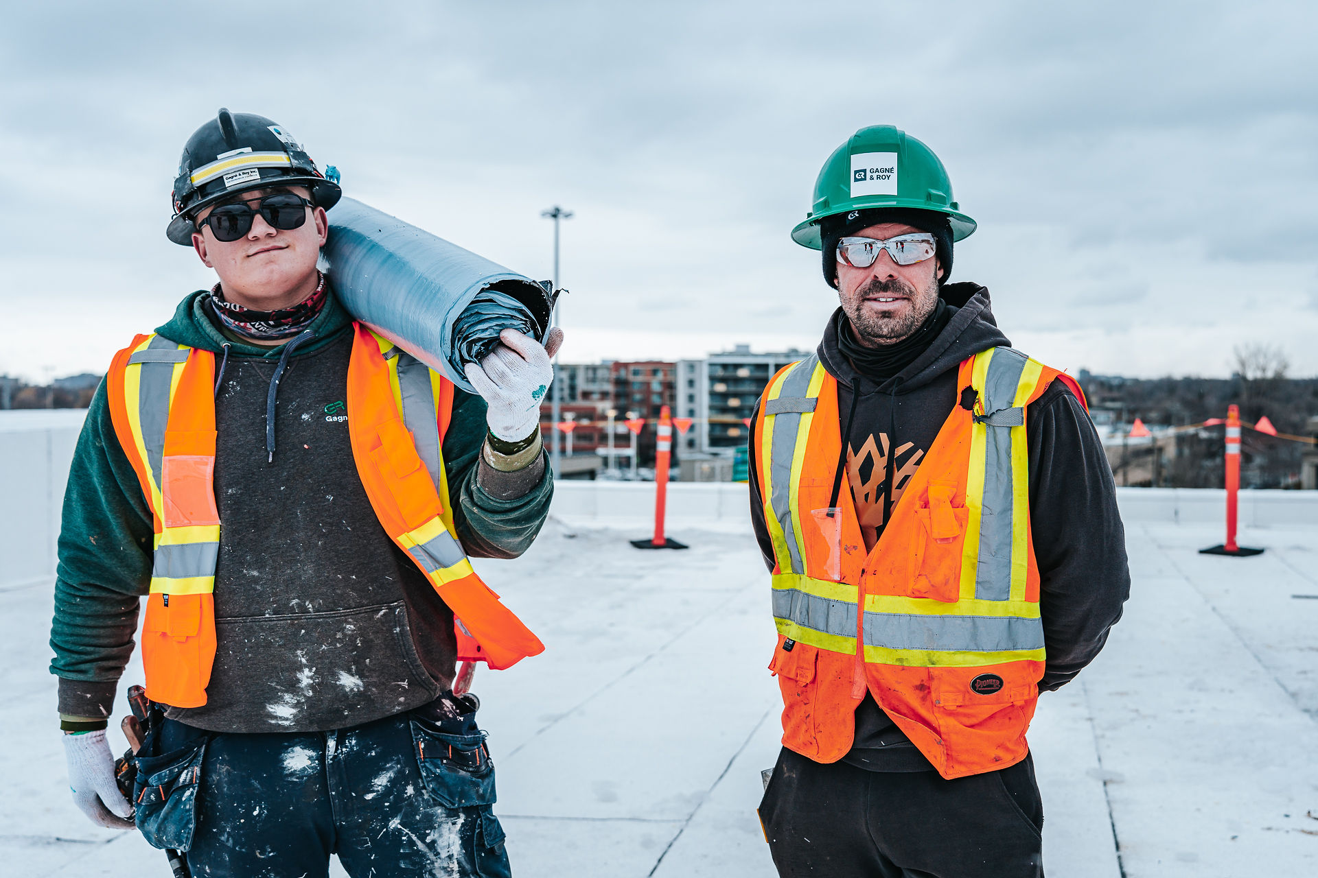 Deux hommes souriant au travail