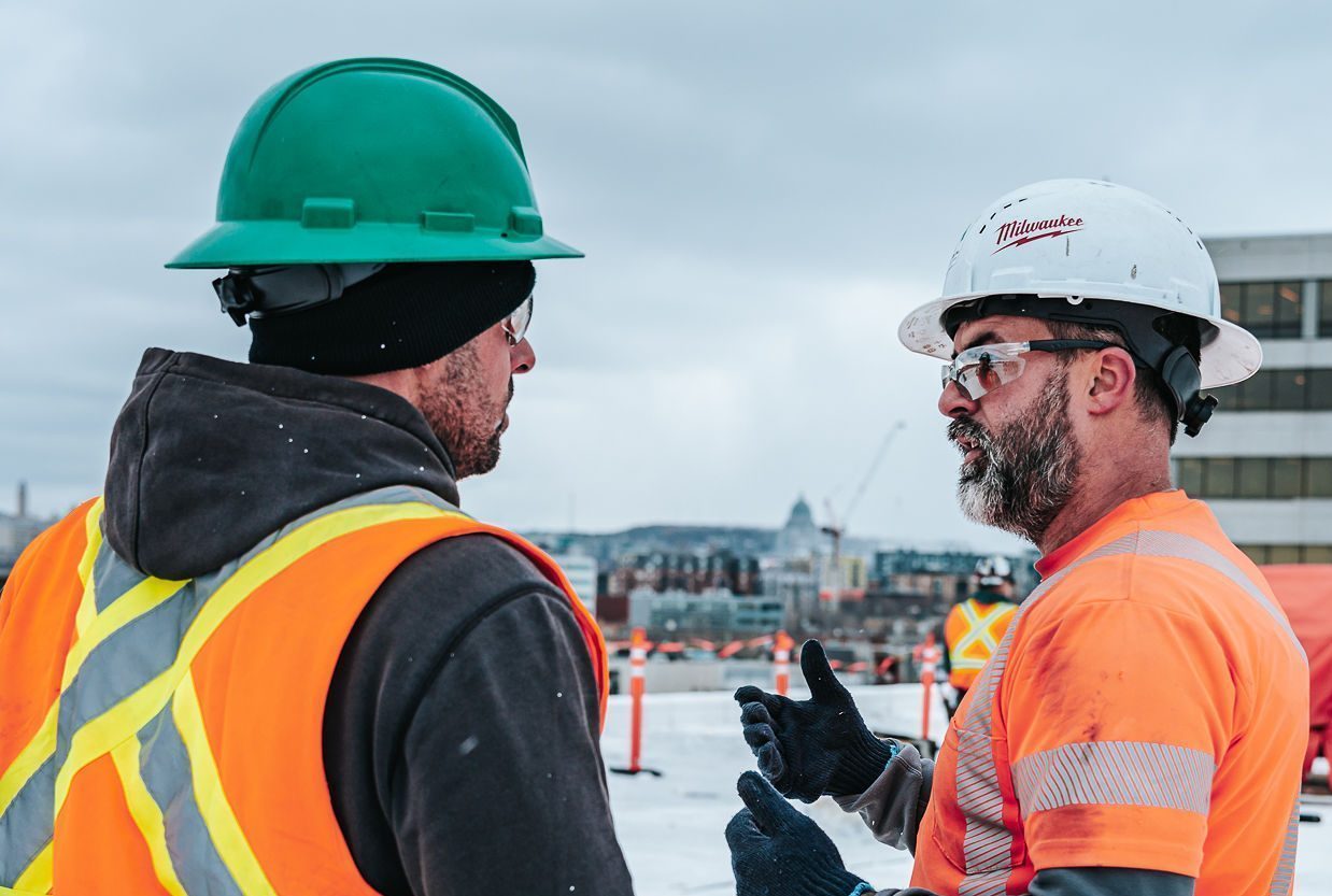 Homme discutant sur un chantier de construction