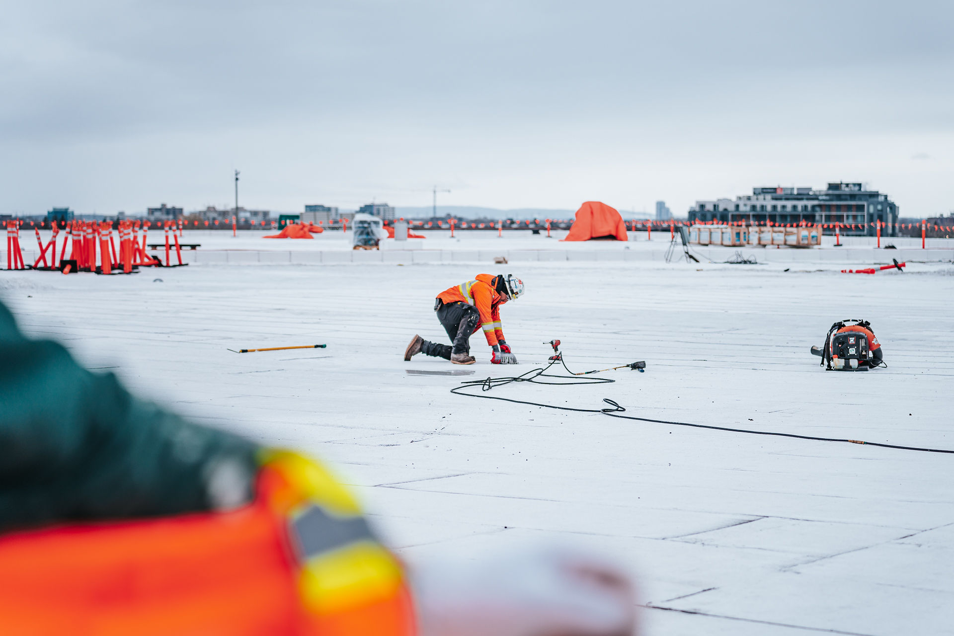 Homme travaillant l'hiver sur un toit