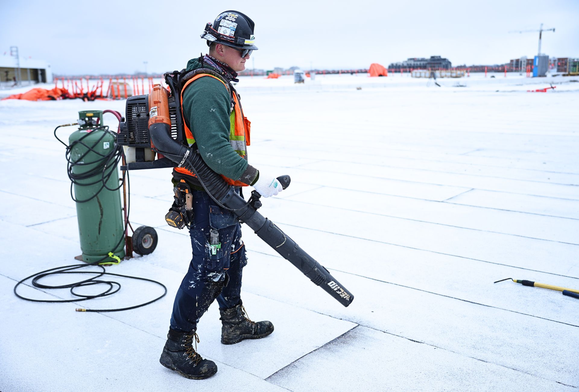 Homme travaillant sur un chantier de toiture