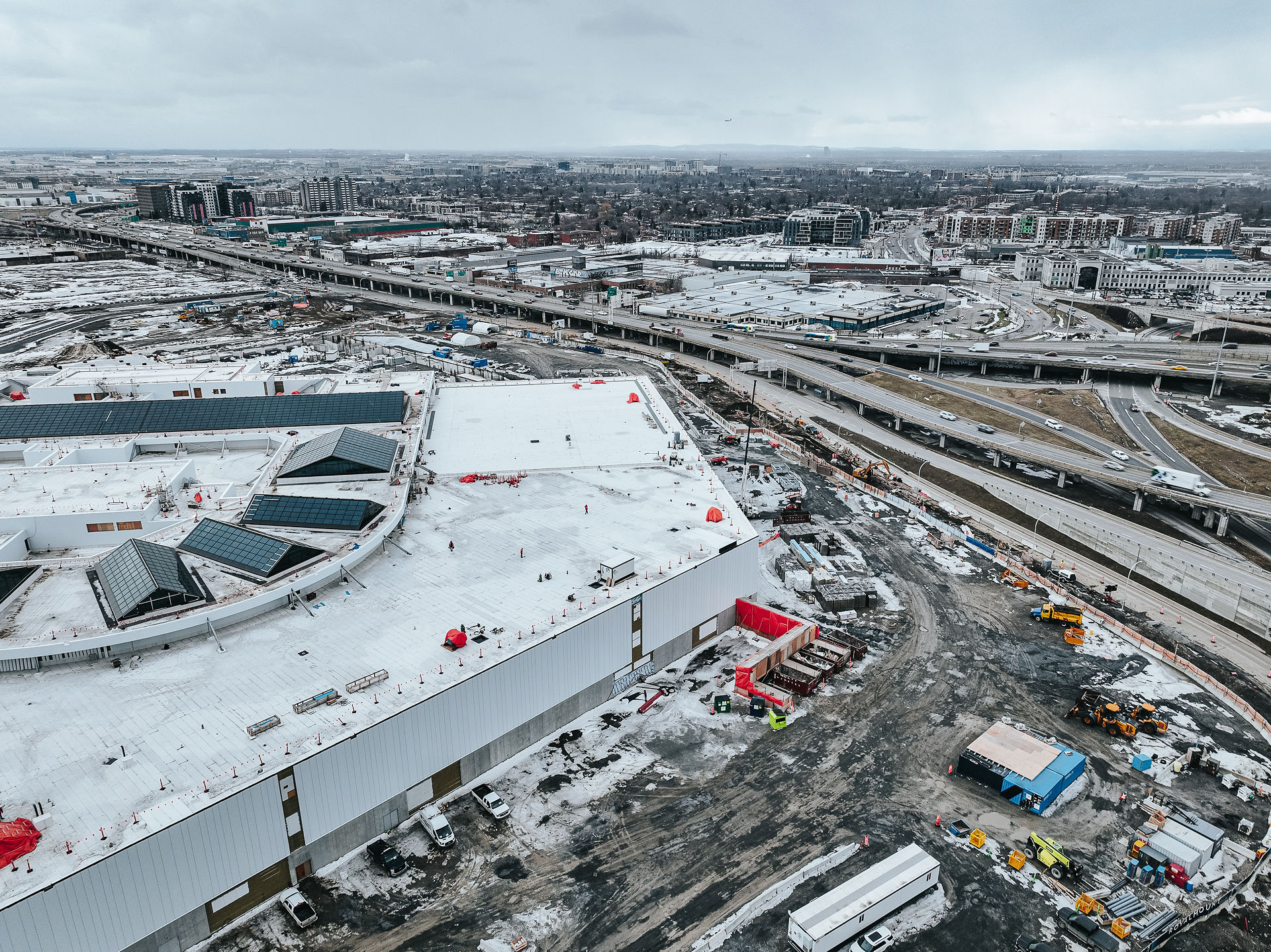 photo vol d'oiseau de chantier de toiture en hiver et autoroute