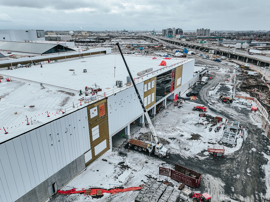 Photo à vol d'oiseau sur un chantier de toiture en hiver