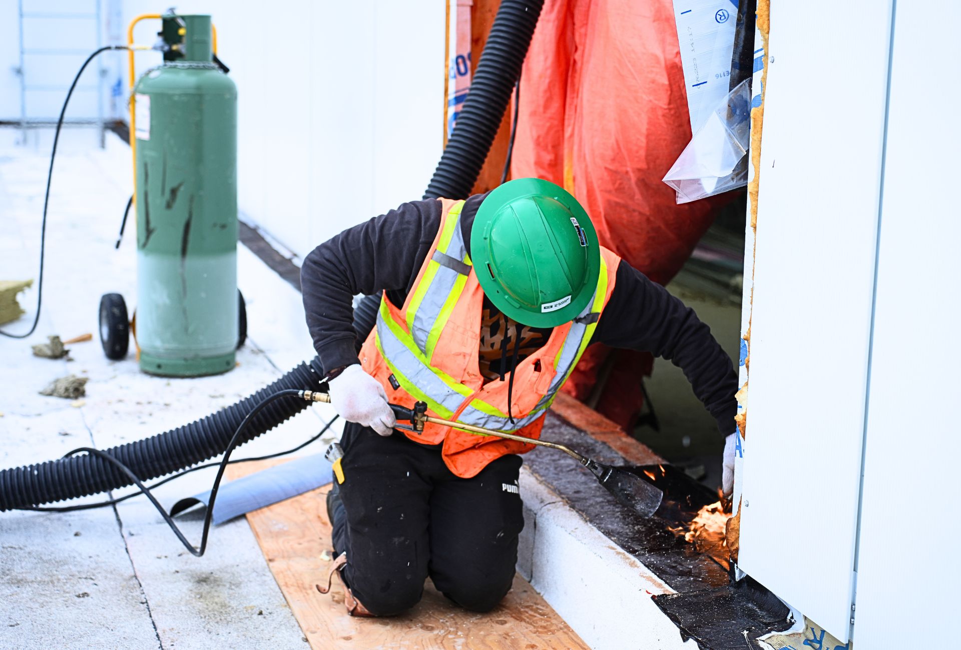 Homme travaillant avec une torche