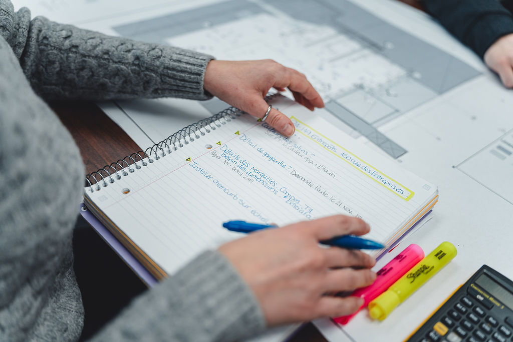 Femme prenant des notes au bureau