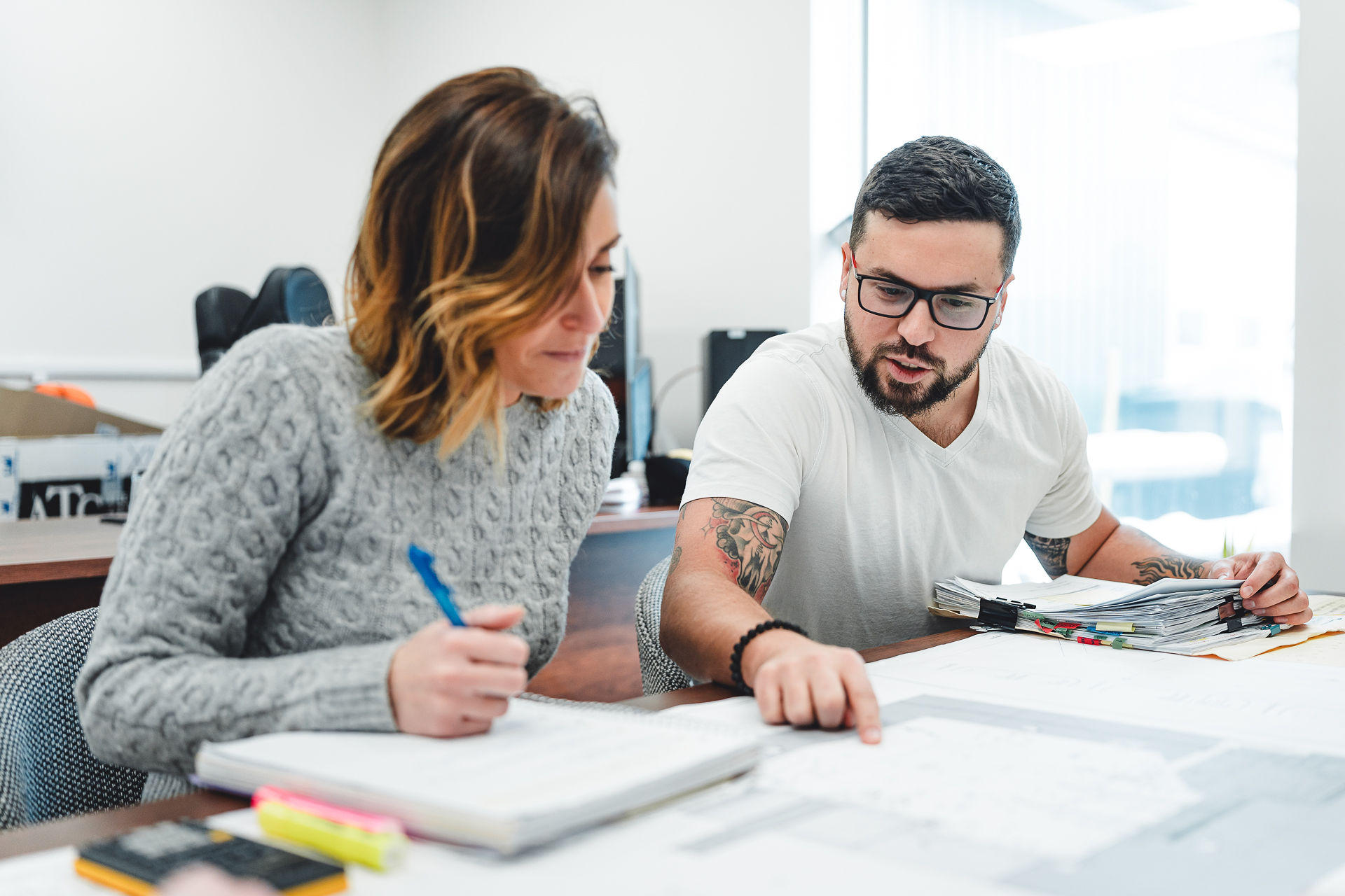 Homme et femme travaillant au bureau