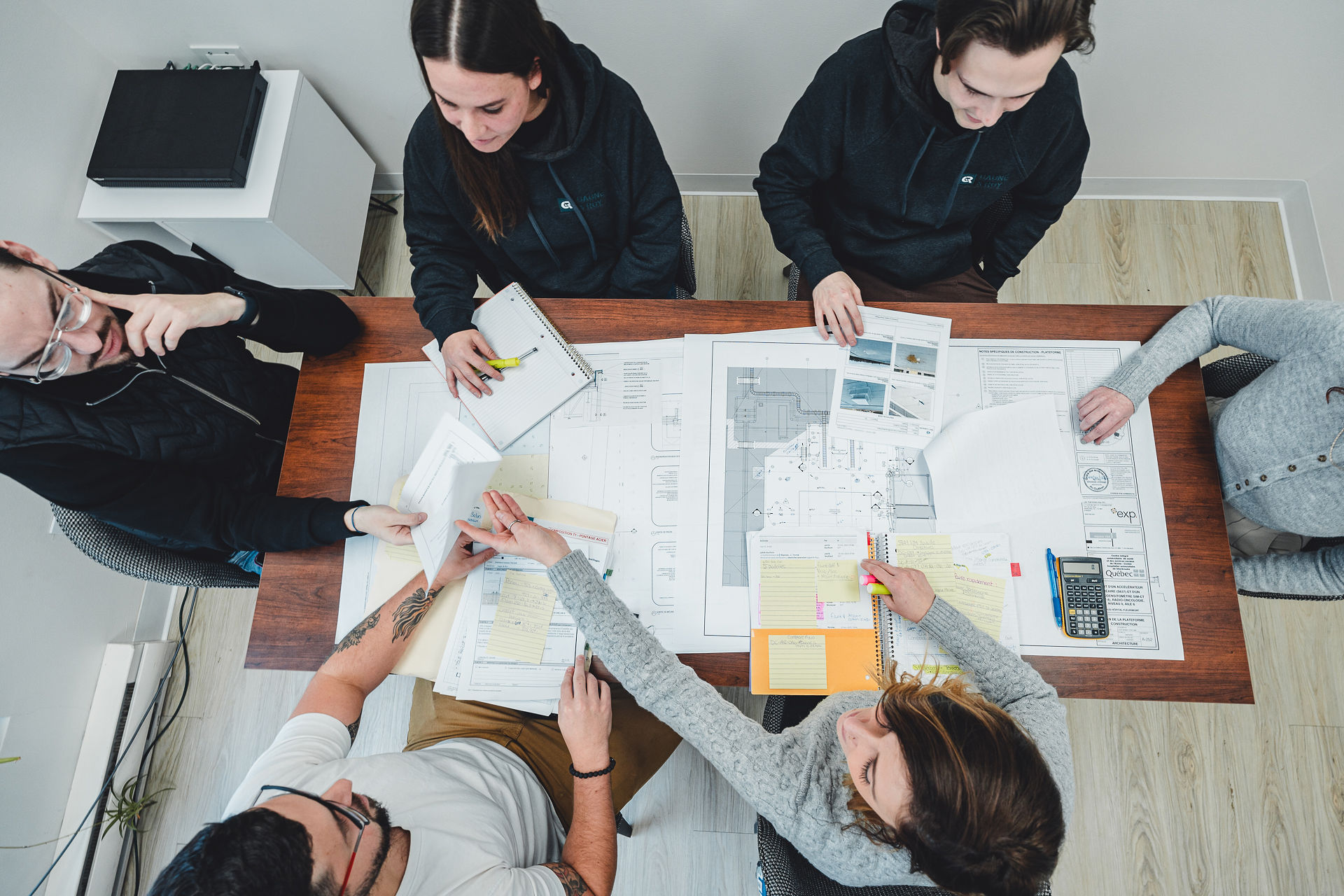 Équipe consultant des plans au bureau