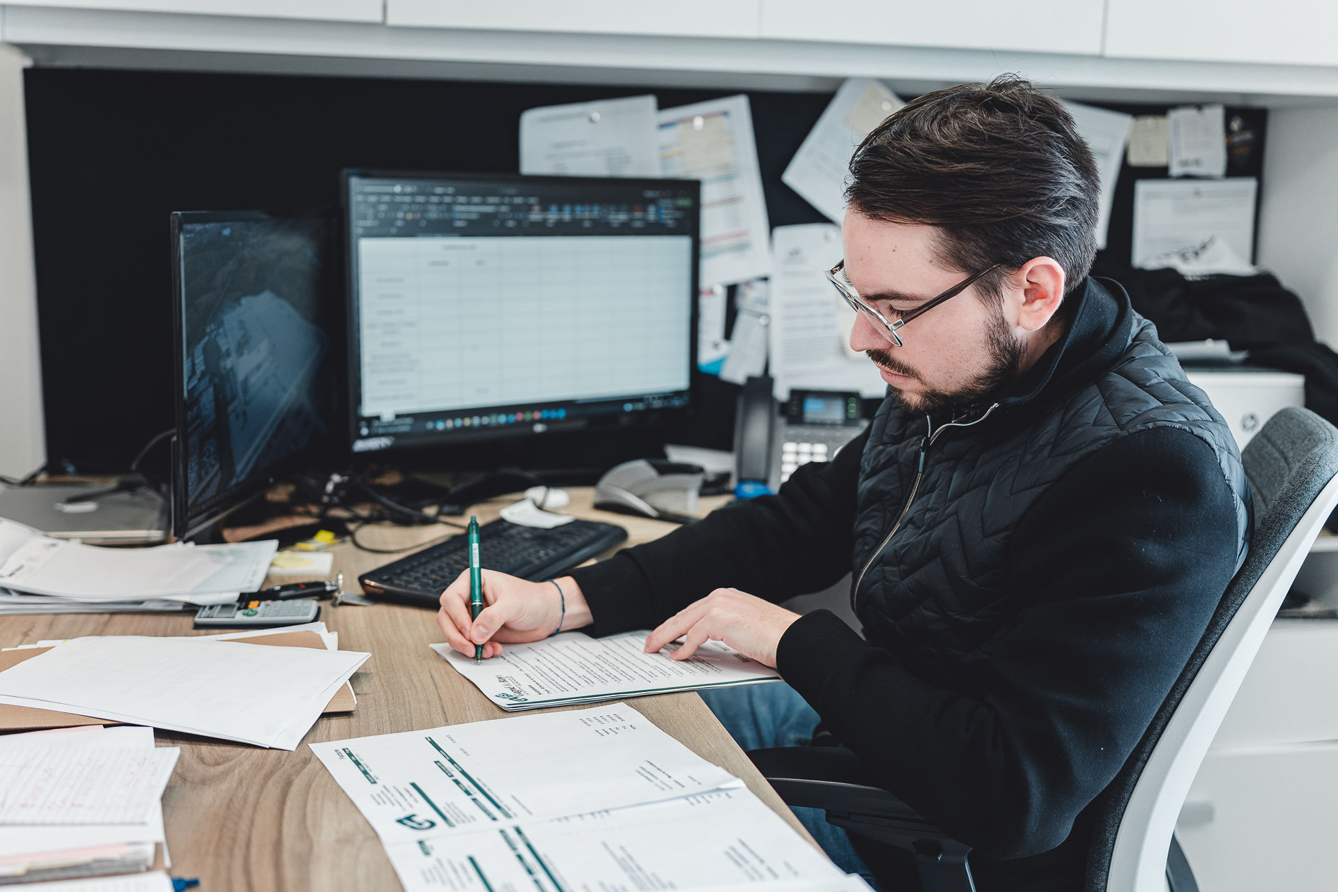 Homme sérieux travaillant au bureau