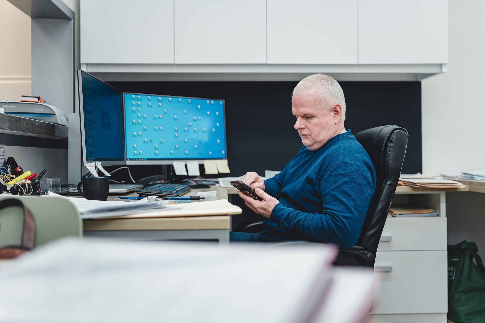 Homme consultant son téléphone au bureau