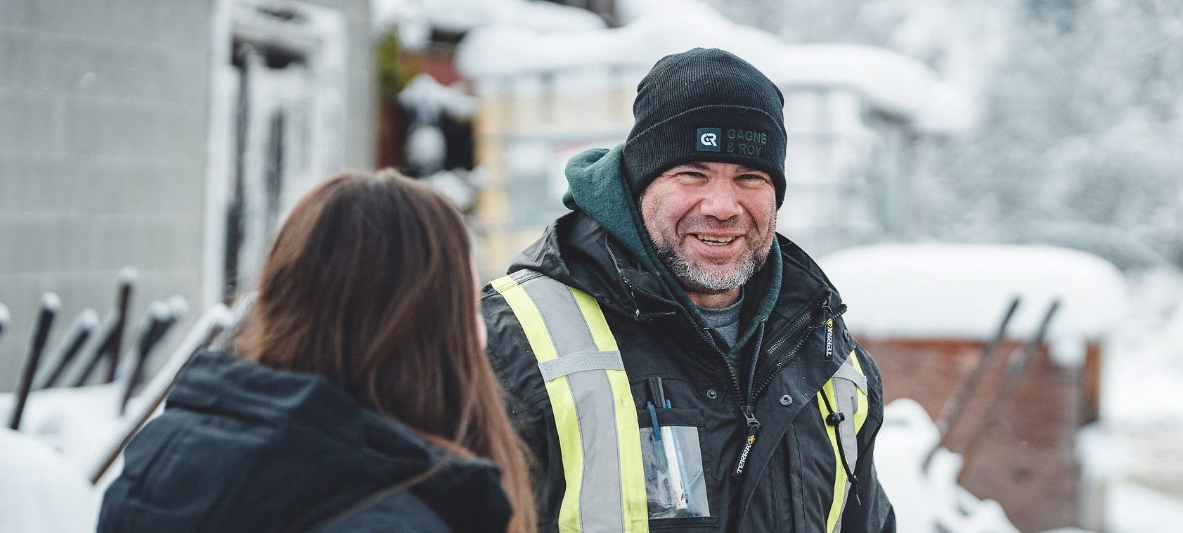 Homme agé et femme discutant en hiver