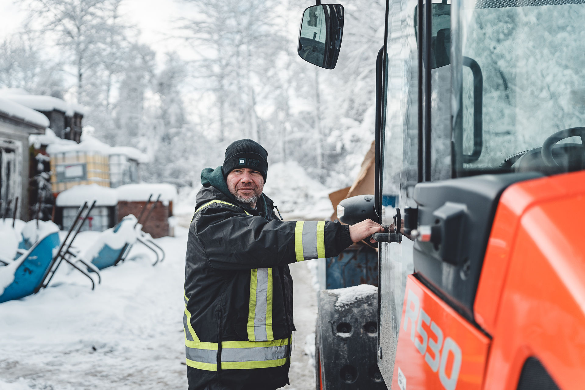Homme opérant une machine en hiver